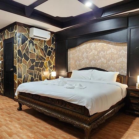 Arya Suites Patong Beach Екстер'єр фото