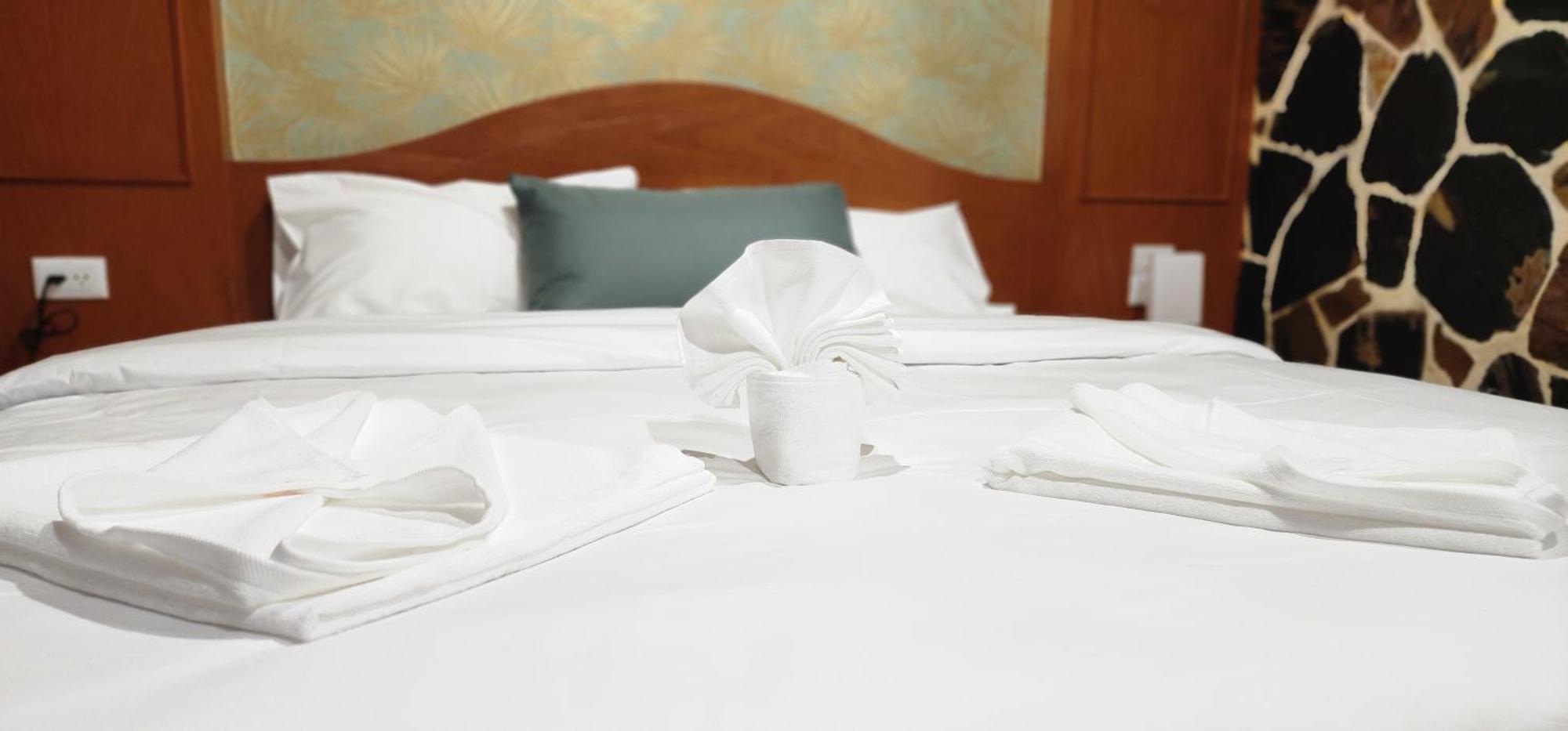 Arya Suites Patong Beach Екстер'єр фото