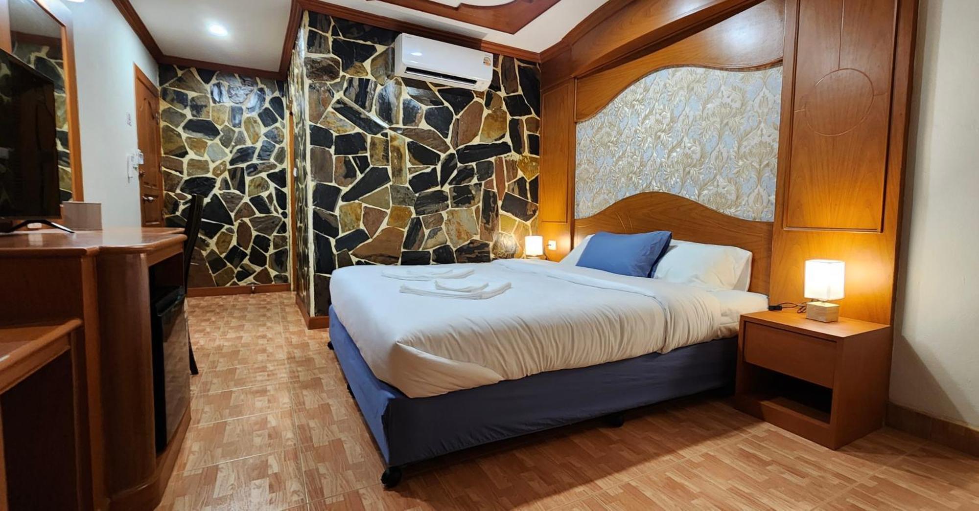 Arya Suites Patong Beach Екстер'єр фото