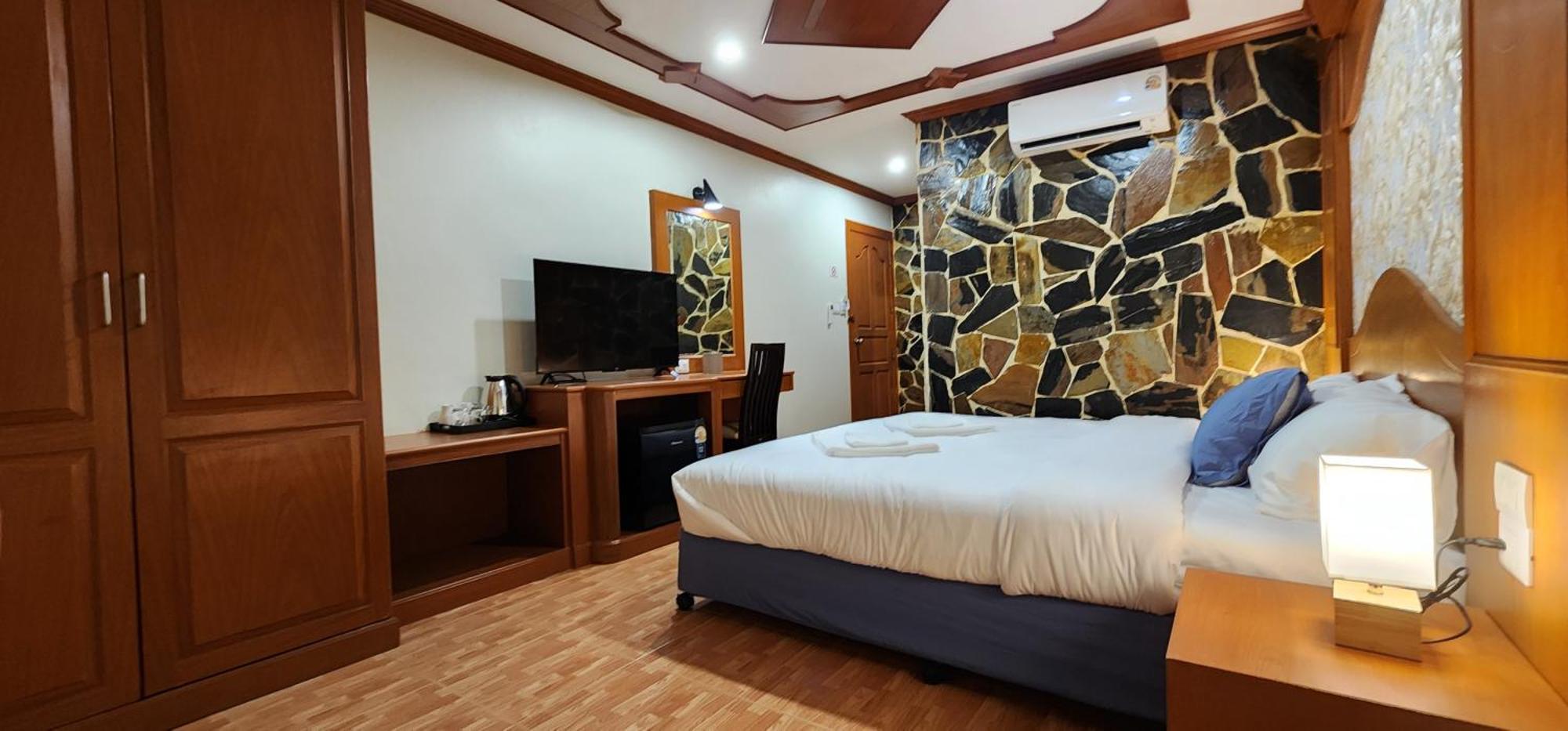 Arya Suites Patong Beach Екстер'єр фото