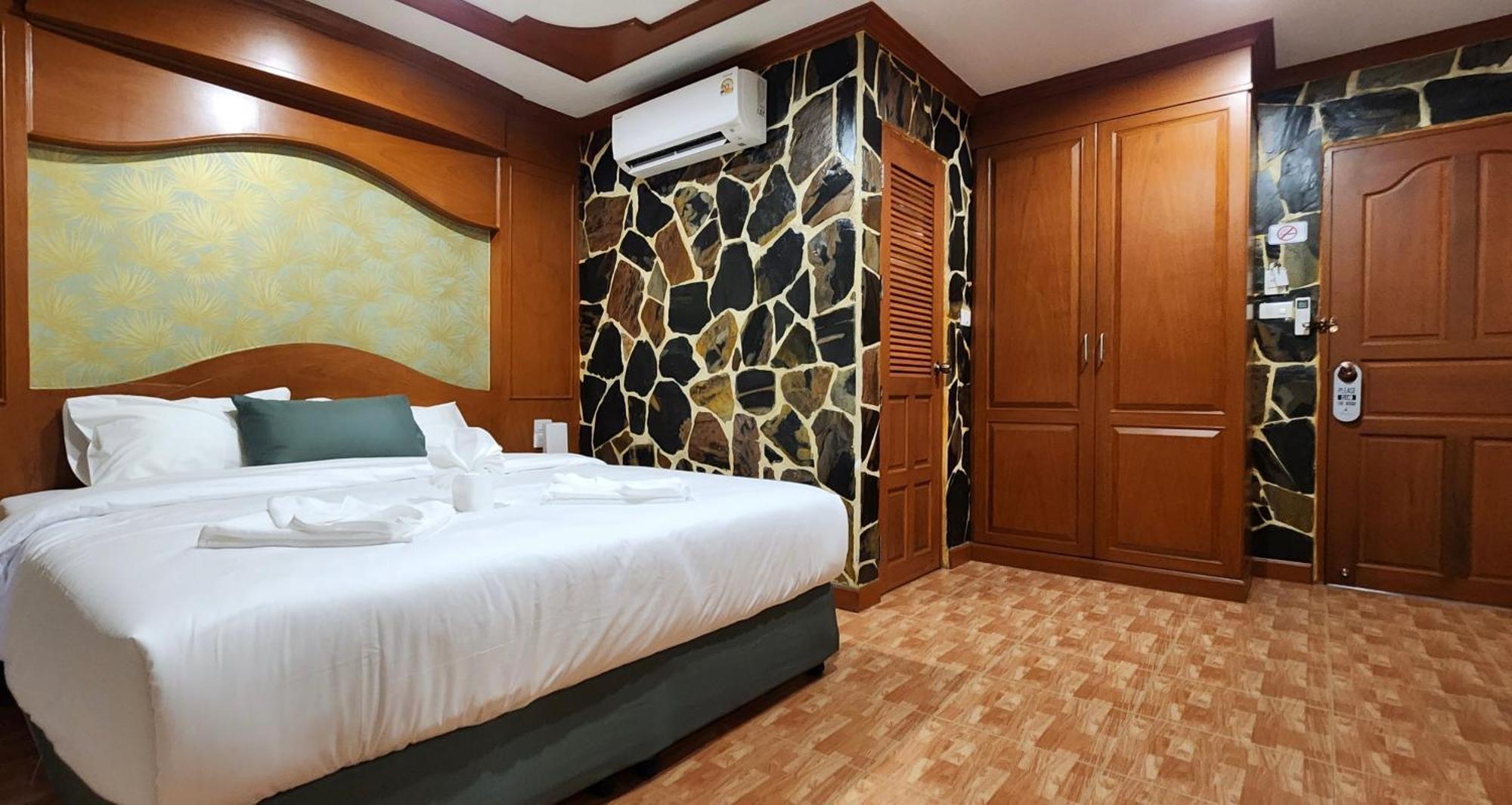 Arya Suites Patong Beach Екстер'єр фото