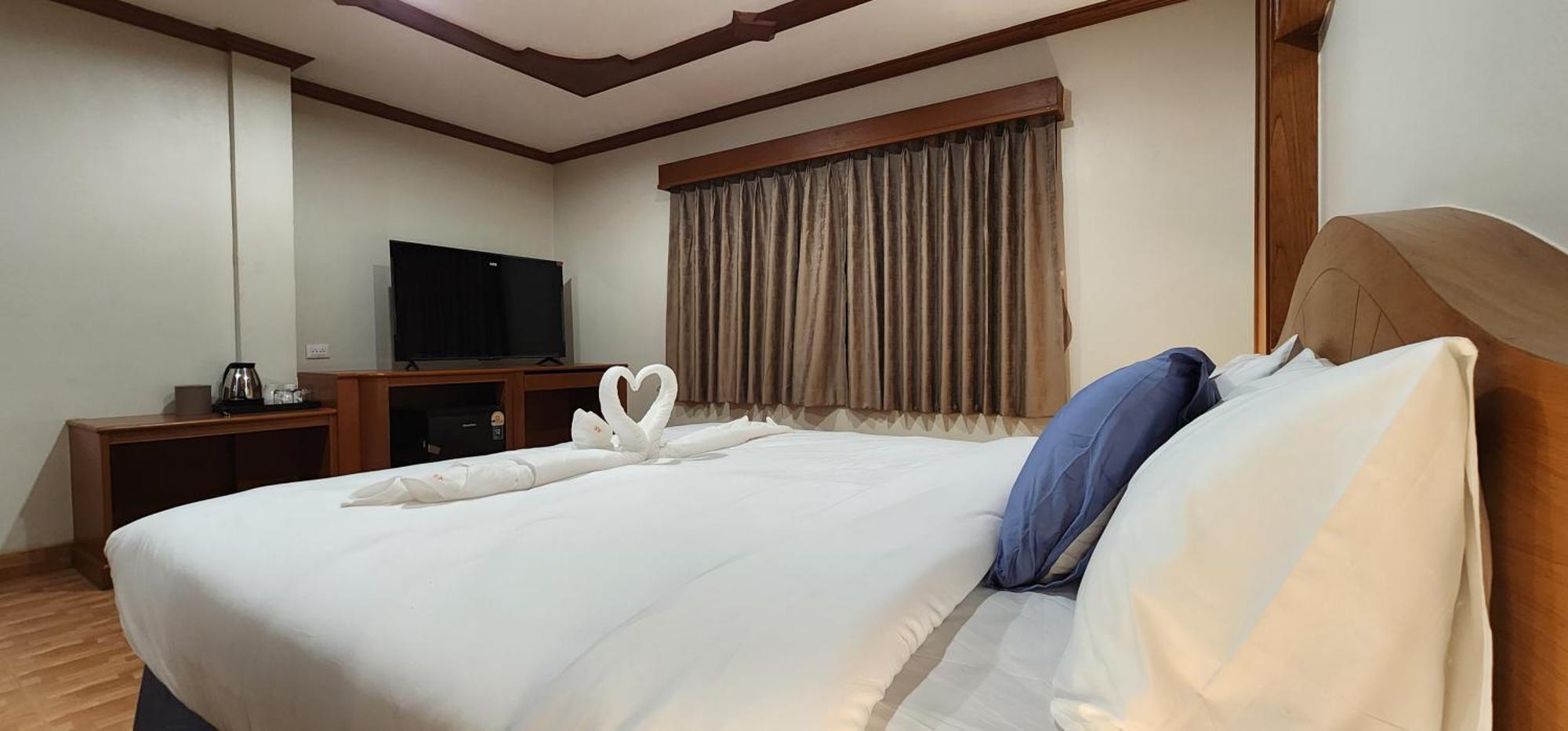 Arya Suites Patong Beach Екстер'єр фото